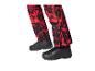 Personne portant un pantalon de ski rouge et noir avec des bottes noires.