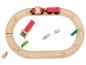 Houten treinbaan met een rode trein en losse onderdelen op een witte achtergrond