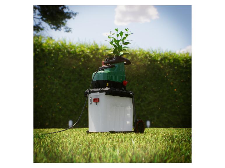 Un broyeur de jardin Bosch sur une pelouse, prêt à l'emploi.