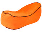 Een oranje opblaasbare hangmat voor buitenrecreatie.