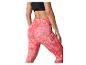Vrouw draagt een zwarte sportbeha en roze marmeren legging.
