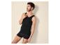 Man in zwart hemd en boxershort, kijkt naar rechts.