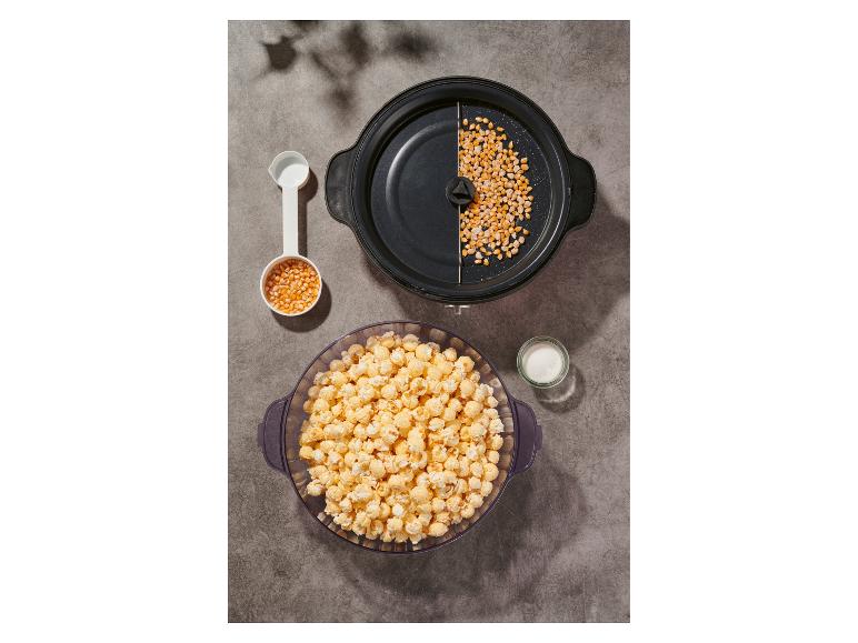 Popcorn dans un bol, grains de maïs dans une machine à popcorn et une cuillère doseuse.