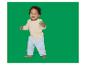 Lachende baby in beige en blauwe pyjama, met groene bouwblokken.