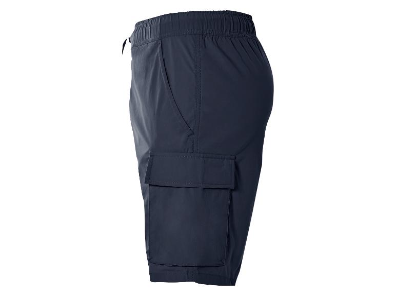 Shorts cargo foncés avec poches cargo.
