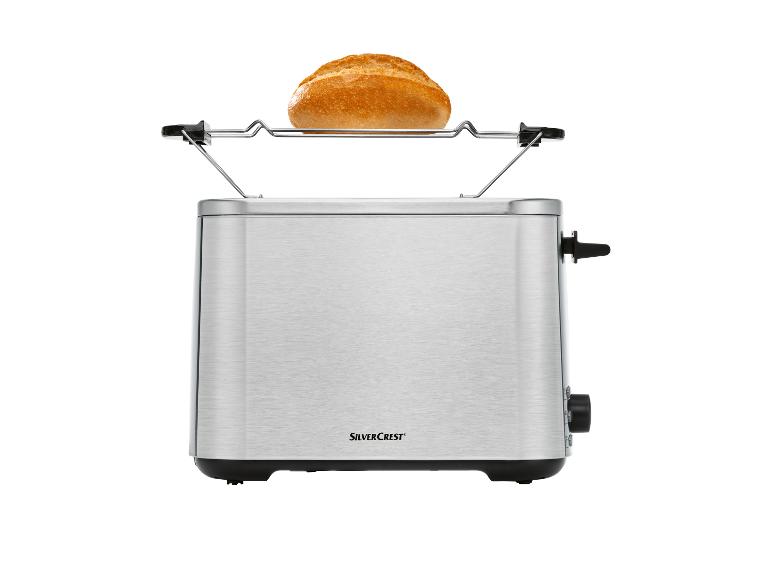 Een broodrooster van SilverCrest met een broodje op de opwarmplaat.
