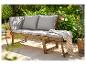 Houten tuinbank met grijze kussens en plaid op een zonnig terras.