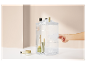 Een transparante, draaibare cosmetica-organizer gevuld met diverse beautyproducten.