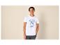 Jeune homme en t-shirt blanc avec imprimé de boîte de sardines et texte « SIMPLY DELICIOUS ».