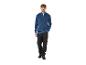 Man in een blauwe trui en zwarte werkbroek.