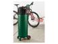 Een groene compressor wordt gebruikt om een fietsband op te pompen.
