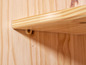Houten plank met schroeven bevestigd aan een houten wand.