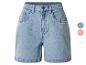 Short en jean taille haute pour femme en bleu clair, avec options de couleur.