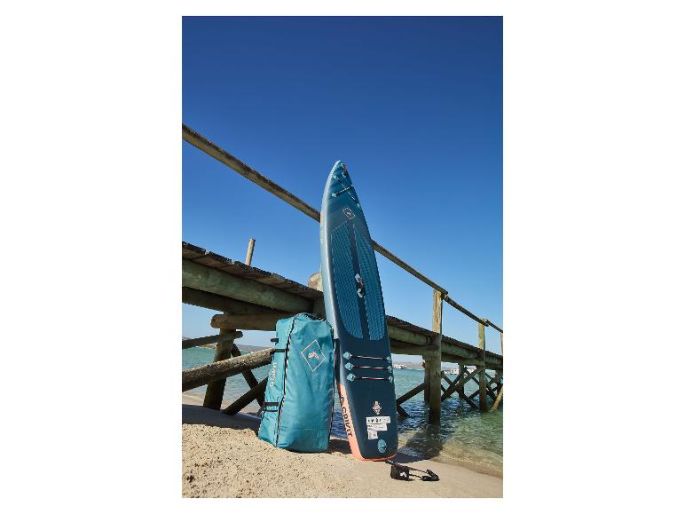 Crivit opblaasbare SUP board en draagtas op het strand.
