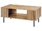 Moderne houten salontafel met plank.