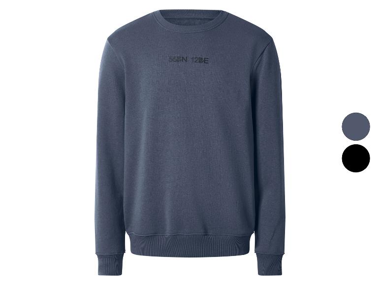 Donkerblauwe sweater met '55°N 12°E' coördinatenprint, verkrijgbaar in blauw en zwart.