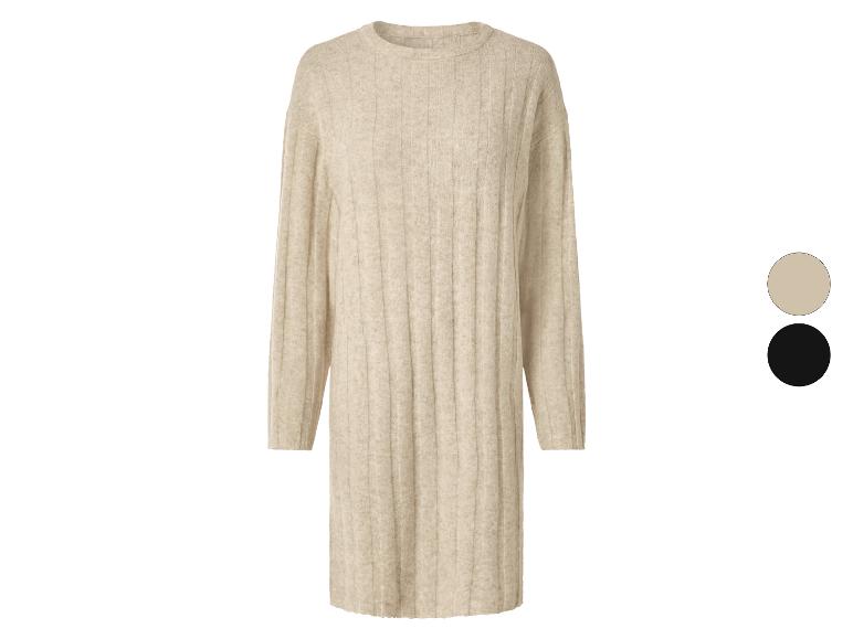 Geribbelde gebreide jurk in beige met lange mouwen, getoond met kleuropties in beige en zwart.