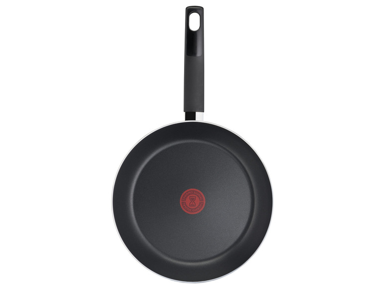 Een zwarte Tefal koekenpan met een anti-aanbaklaag.