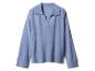 Pull en maille bleu clair avec col polo et encolure en V.