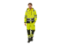 Un homme souriant porte une combinaison de travail jaune haute visibilité.