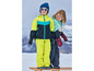 Twee kinderen in winterkleding op een houten platform.