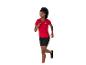 Jeune femme en haut de sport rouge à manches courtes et short cycliste noir courant.