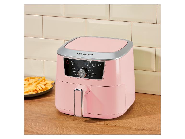 Roze airfryer met friet, digitaal display toont 175 u min.