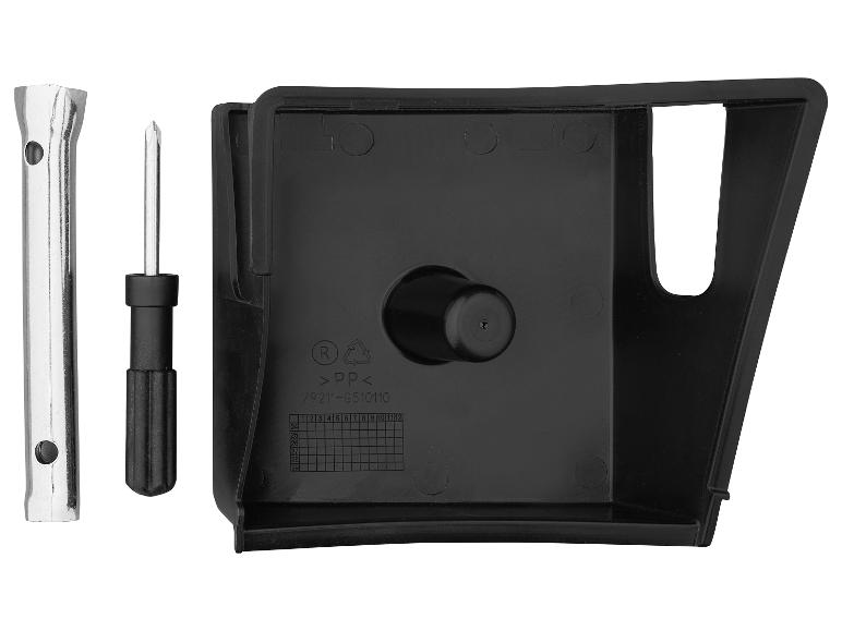 Boîtier noir, tournevis et douille pour réparation.