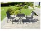Tuinset met tafel en twee stoelen op een houten terras met tuin op de achtergrond.