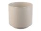 Jardinière murale ronde beige avec un trou de suspension.