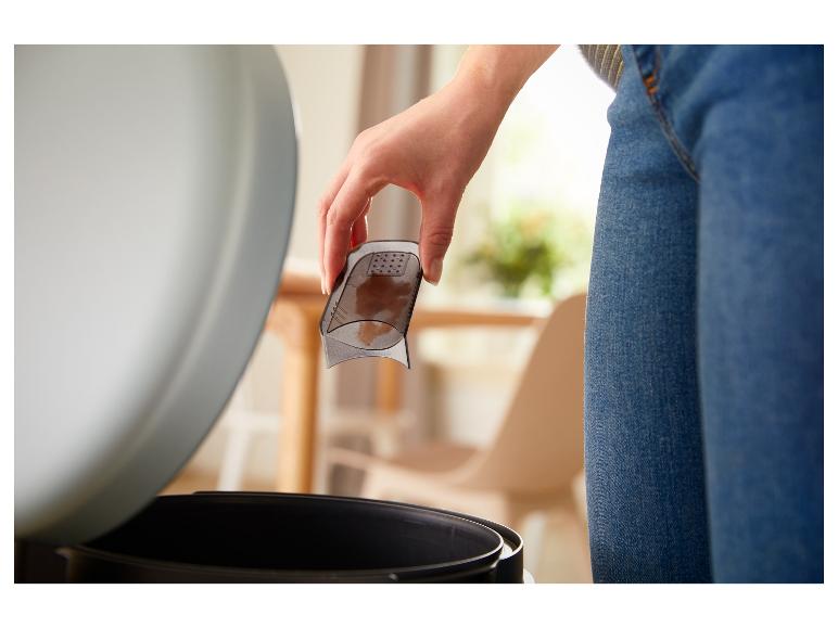 Un bac à déchets et un filtre à café usagé.