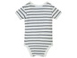 Witte baby romper met zwarte strepen.