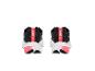 Twee zwarte en roze sportschoenen met witte zolen, van achteren gezien.