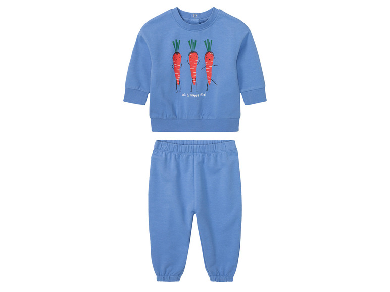 Un sweat-shirt et un pantalon de jogging bleus avec un imprimé de carottes joyeuses.