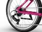 Achterwiel van een roze kinderfiets met derailleur en ketting.