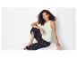 Haut blanc, pantalon imprimé et sandales : vêtements décontractés pour femme.