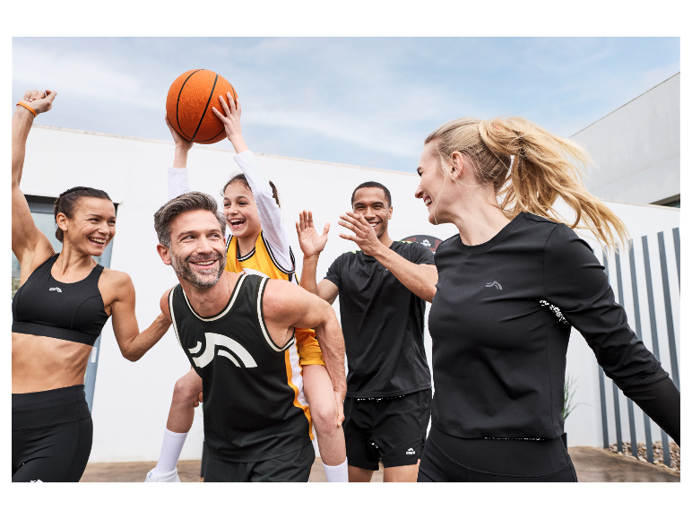 Une famille s'amuse avec un ballon de basket en vêtements Craft.