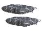 Deux coussins de chaise ronds gris avec un motif géométrique blanc et gris clair.