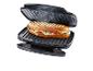 Een panini met kaas en groenten in een panini-grill.