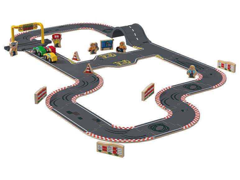 Circuit de course en bois avec des voitures et des figurines.