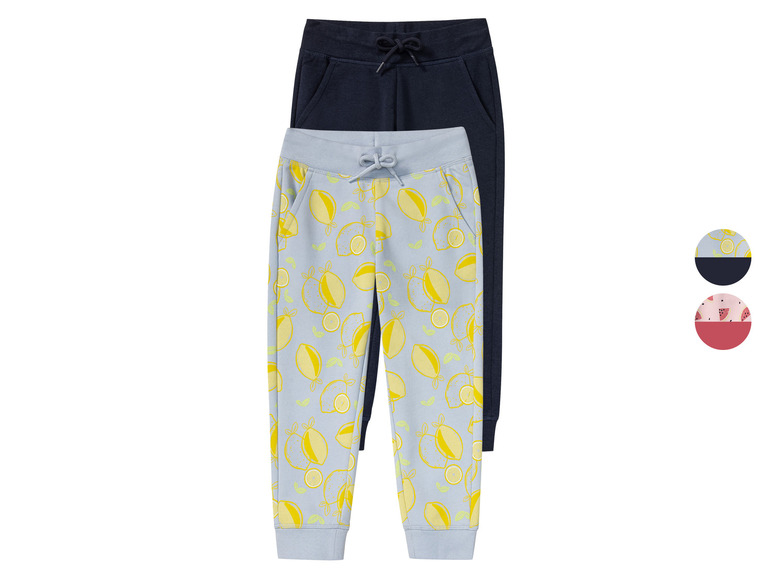 Twee joggingbroeken, één met een citroenprint en één effen donkerblauw.