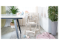 Une chaise haute Tripp Trapp beige clair dans une chambre d'enfant moderne.