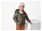 Garçon avec veste dinosaures