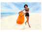 Een vrouw in bikini op het strand met een oranje opblaasbare loungestoel.