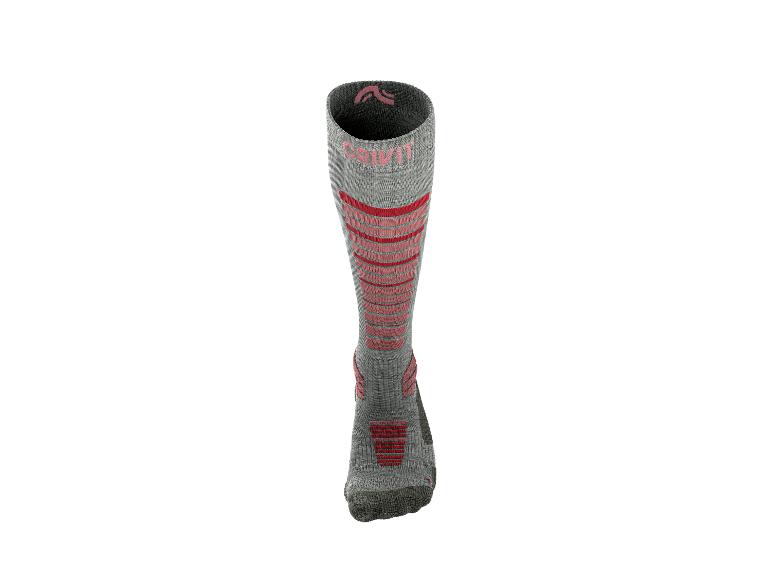 Chaussette de sport grise avec des rayures et des détails rose-rouge.