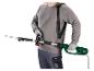Homme avec taille-haie sur perche Parkside et harnais