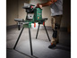 Un homme utilise une machine à bois Parkside avec un support de table.