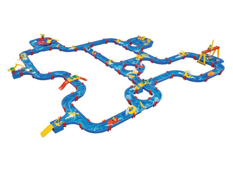 Un grand ensemble de jeu aquatique bleu avec plusieurs canaux, bateaux et fonctions interactives.