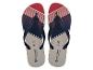 Une paire de tongs rayées en rouge, bleu marine et beige.