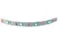 Witte LED-strip met groene lampjes aan, op een witte achtergrond.